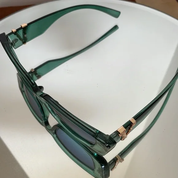 NWOT Chic coloured green sunglasses - Picture 3 of 7